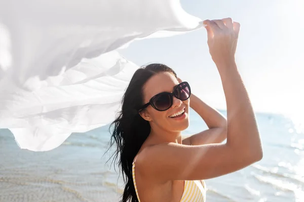 Mulher de biquíni maiô com cover-up na praia — Fotografia de Stock