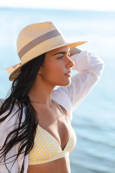 Retrato de mulher de biquíni e chapéu na praia — Fotografia de Stock