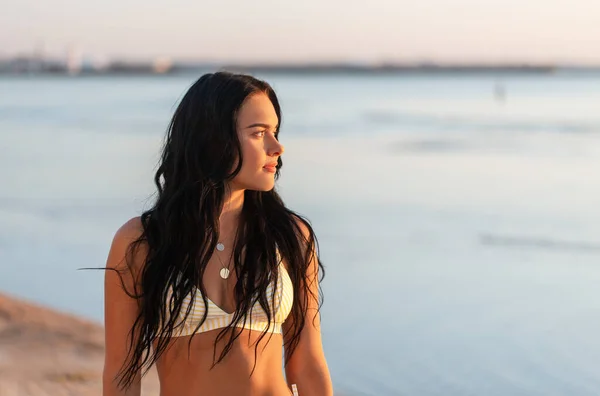 ビーチでのビキニ水着の若い女性の笑顔 — ストック写真