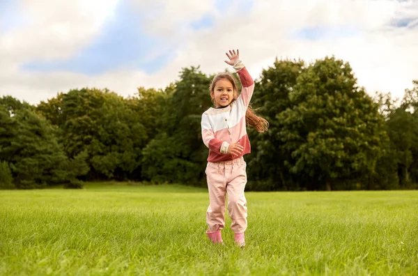 Menina feliz se divertindo no parque — Fotografia de Stock