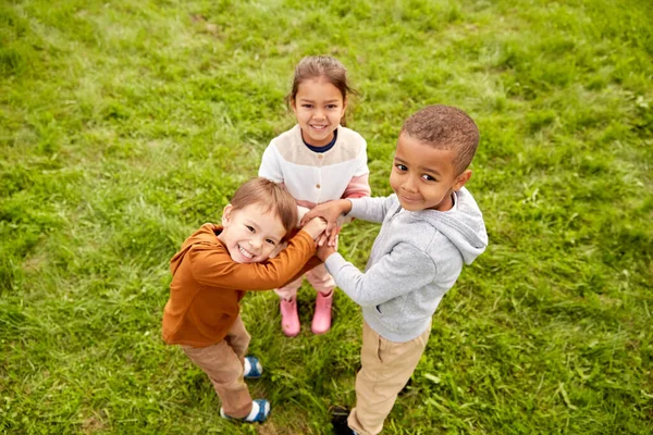 Gruppe von Kindern spielt Spiel im Park — Stockfoto