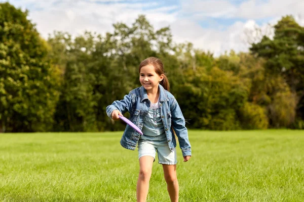 Happy girl playing with flying disc at park — Stock Photo, Image