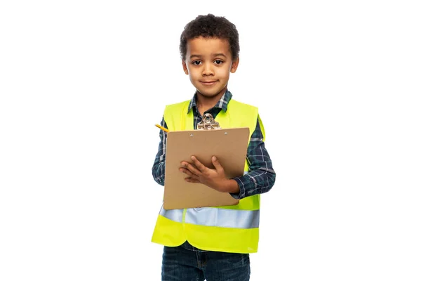 Kleine jongen in veiligheidsvest met klembord — Stockfoto