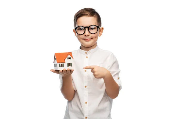 Petit garçon dans des lunettes avec jouet maison modèle — Photo