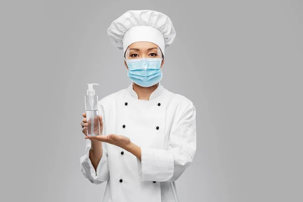 Köchin in Maske mit Händedesinfektionsmittel oder Seife — Stockfoto