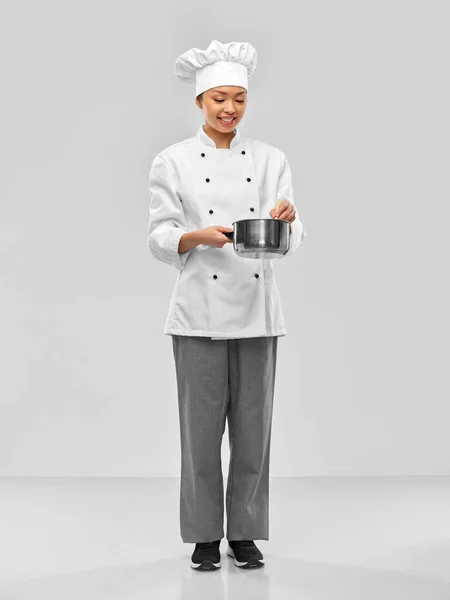用平底锅快乐地微笑着的女厨师 — 图库照片