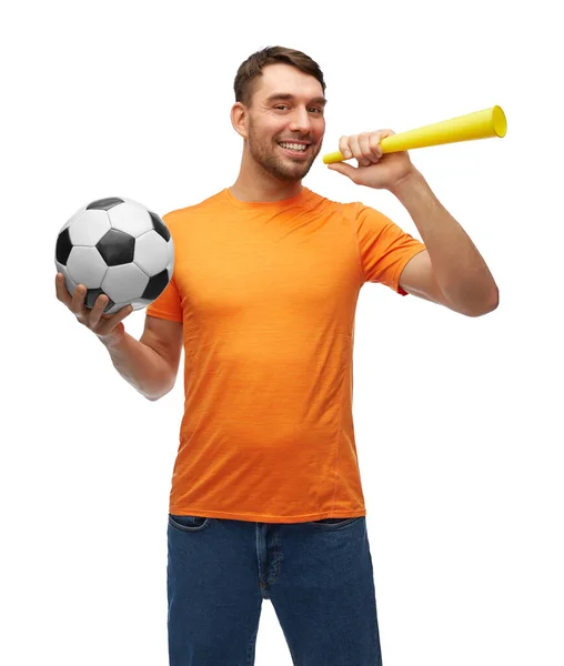 Fã de futebol masculino com bola de futebol e vuvuzela — Fotografia de Stock