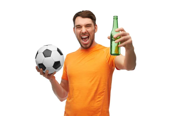 Счастливый футбольный фанат с футбольным мячом и пивом — стоковое фото