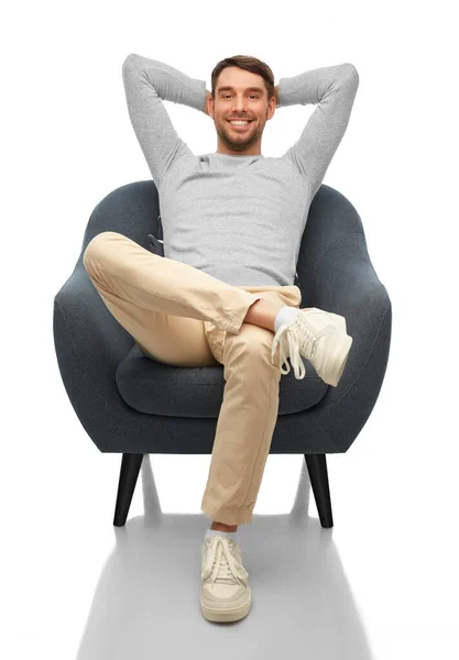 Χαρούμενος χαμογελαστός άντρας κάθεται στην καρέκλα — Φωτογραφία Αρχείου