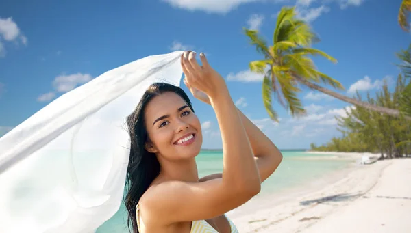 Vrouw in bikini badpak met cover-up op het strand — Stockfoto