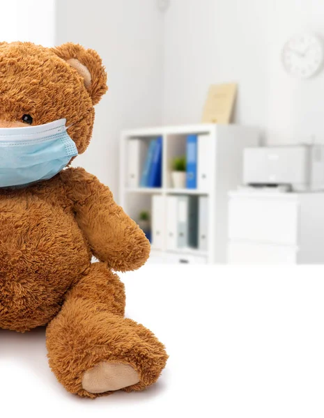 Juguete de oso de peluche en máscara médica protectora — Foto de Stock