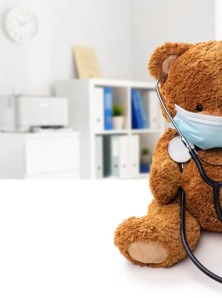 Pluszowy miś zabawka w ochronnej masce medycznej — Zdjęcie stockowe