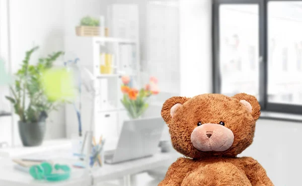 蓝色背景的棕色泰迪熊玩具 — 图库照片