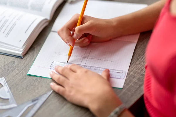 Estudiante con regla y dibujo a lápiz en cuaderno — Foto de Stock