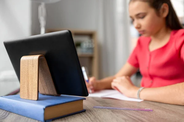 Tablet bilgisayar ve öğrenci kız evde öğreniyor — Stok fotoğraf