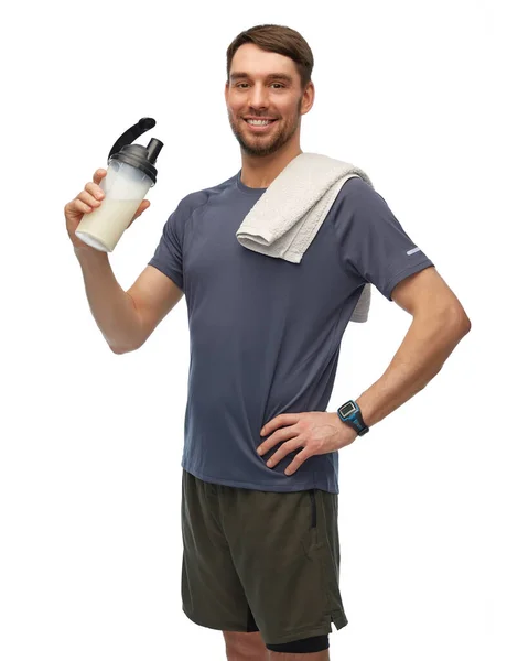 Ευτυχισμένος άνθρωπος σε αθλητικά ρούχα με μπουκάλι και πετσέτα — Φωτογραφία Αρχείου