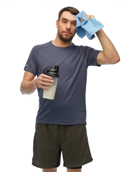 Unavený muž ve sportovním oblečení s lahví a ručníkem — Stock fotografie
