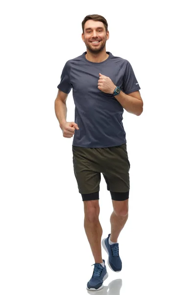 Улыбающийся бегун в спортивной одежде — стоковое фото
