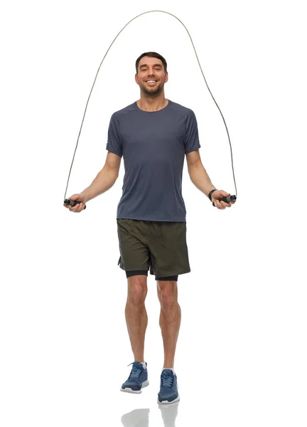 Homem sorrindo exercitando com corda de salto — Fotografia de Stock