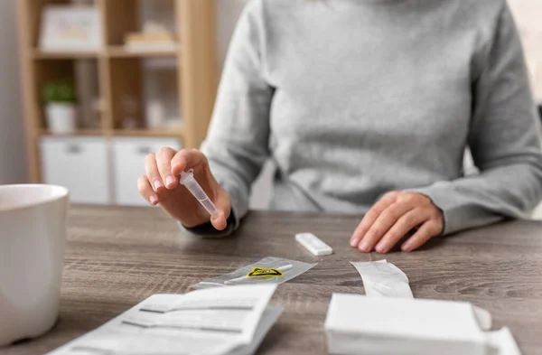 Mujer haciendo la prueba de autodiagnóstico coronavirus en casa — Foto de Stock