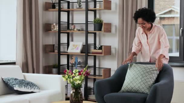 Mulher organizando almofadas em casa — Vídeo de Stock