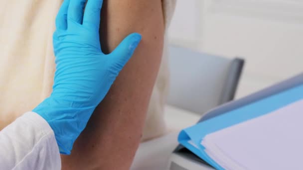 Krankenschwester trägt Pflaster auf geimpfte Frau auf — Stockvideo