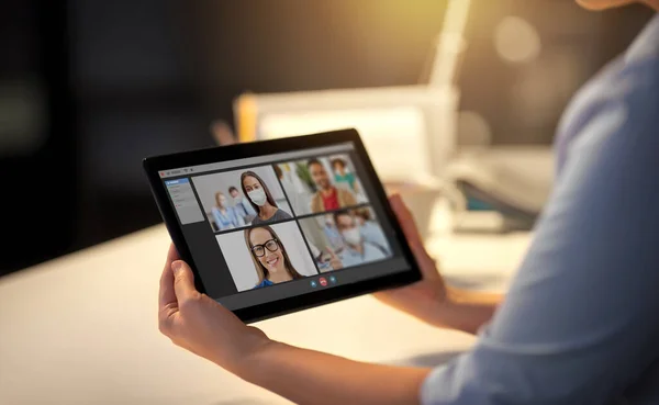 Žena s videohovory na tablet PC v kanceláři — Stock fotografie