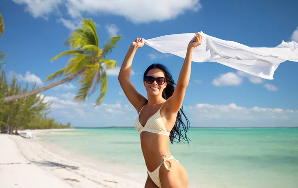 Frau im Bikini-Badeanzug mit Pareo am Strand — Stockfoto