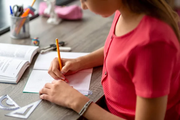 Estudiante con regla y dibujo a lápiz en cuaderno — Foto de Stock