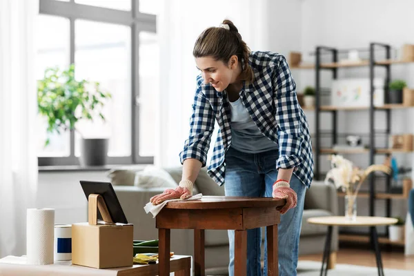 Mujer con tabla de limpieza de la PC tableta con tejido —  Fotos de Stock