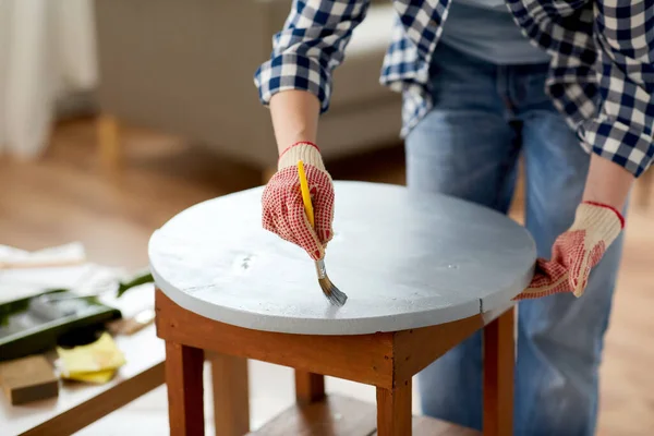 Γυναίκα ζωγραφική παλιό ξύλινο τραπέζι σε γκρι χρώμα — Φωτογραφία Αρχείου