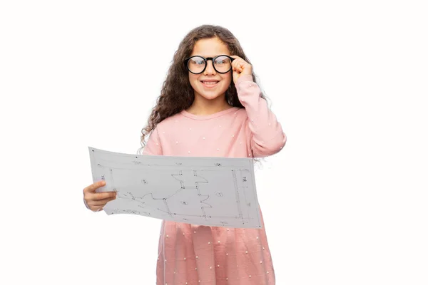 Petite fille souriante dans des lunettes avec un plan — Photo