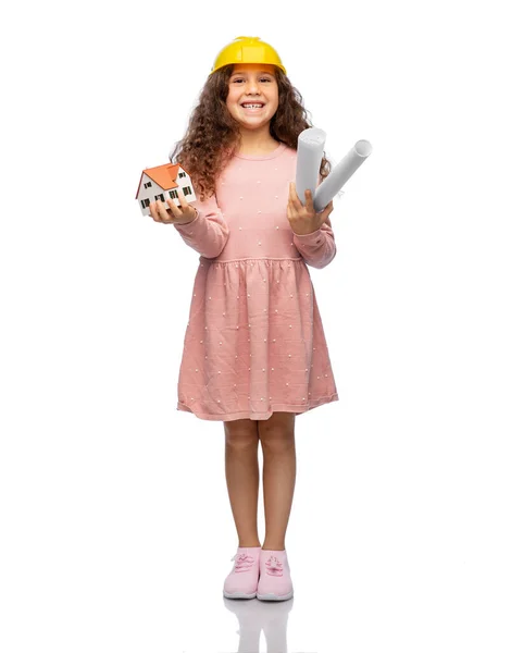 Chica en casco con plano y casa de juguete —  Fotos de Stock