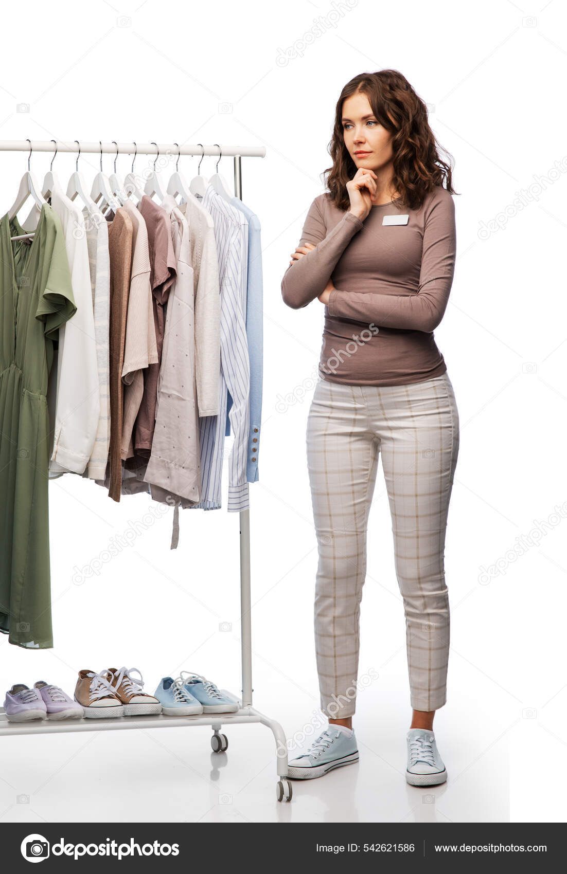 Asistente de tienda femenina con ropa en percha: fotografía de stock ©  Syda_Productions #542621586 | Depositphotos
