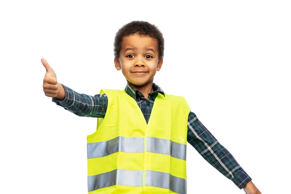 Menino feliz em colete de segurança mostrando polegares para cima — Fotografia de Stock
