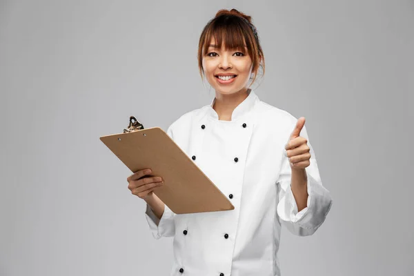 Chef donna sorridente con appunti — Foto Stock