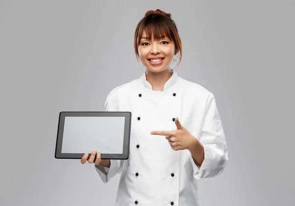 用平板电脑微笑的女厨师 — 图库照片