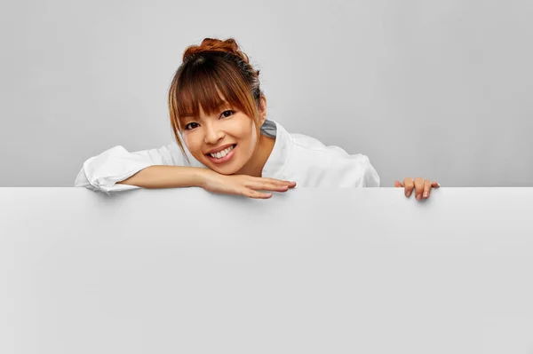 Smiling female chef with white board — Stock Photo, Image