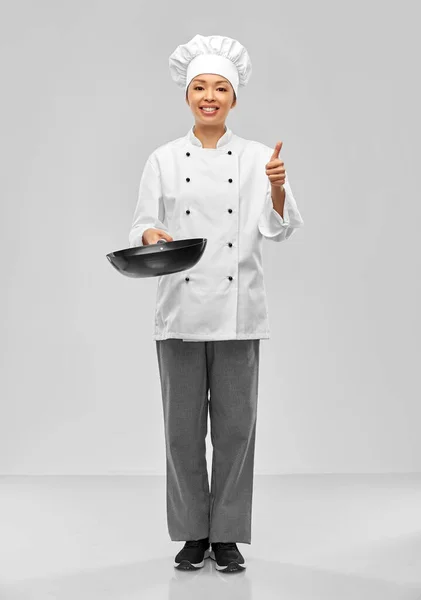 Femme chef avec poêle montrant pouces vers le haut — Photo