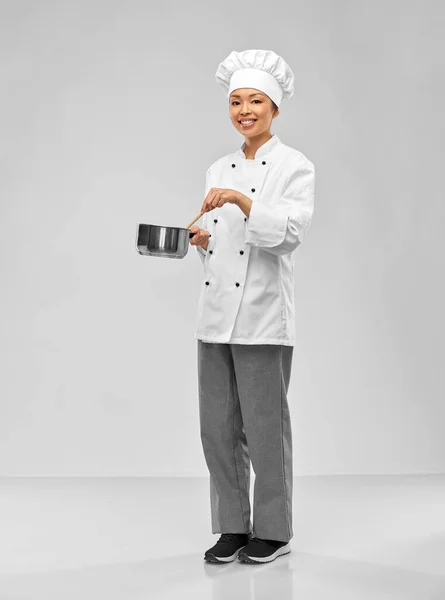 Glad leende kvinnlig kock med kastrull — Stockfoto