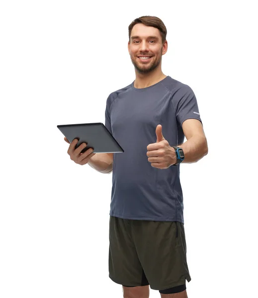 Улыбчивый мужчина, держащий планшетный компьютер, показывающий вверх большие пальцы — стоковое фото