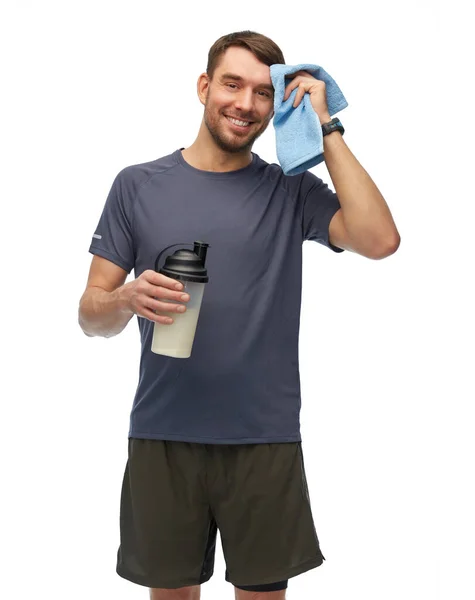 Unavený muž ve sportovním oblečení s lahví a ručníkem — Stock fotografie