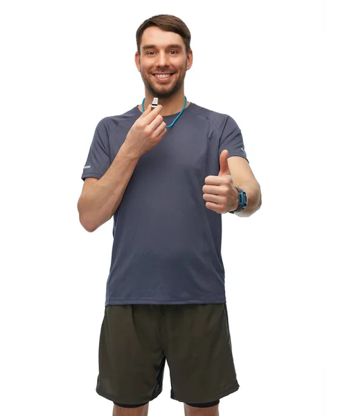 Trainer of scheidsrechter met fluitje met duimen omhoog — Stockfoto