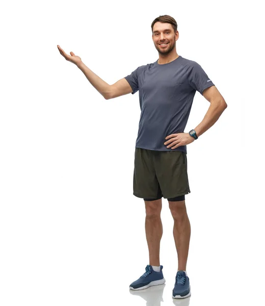 Lächelnder Mann mit Smartwatch oder Fitness-Tracker — Stockfoto