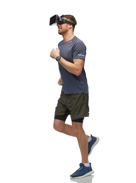 Счастливый человек в VR очках бегает и тренируется — стоковое фото