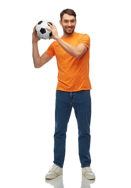 Homem sorridente feliz ou fã de futebol com bola de futebol — Fotografia de Stock