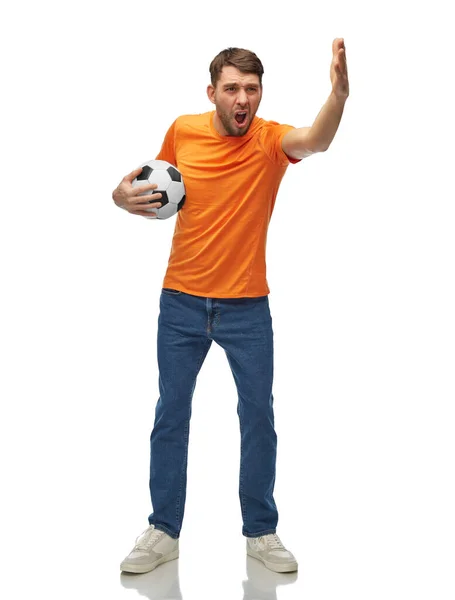 Homme souriant heureux ou fan de football avec ballon de football — Photo