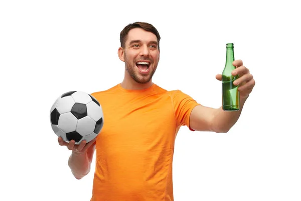 Torcedor de futebol feliz com bola de futebol e cerveja — Fotografia de Stock