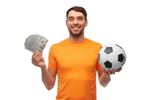 Fanático del fútbol feliz con pelota de fútbol y dinero — Foto de Stock