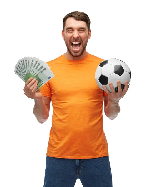 Fanático del fútbol feliz con pelota de fútbol y dinero — Foto de Stock